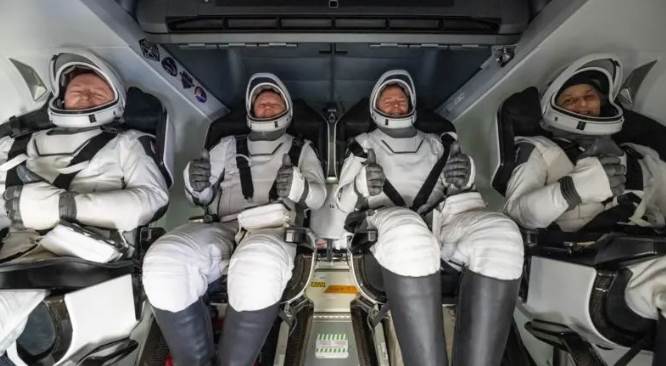 滯留太空288天!NASA太空人「滿頭白髮」無法行走重返地球,「補償金額」曝:網全看傻眼