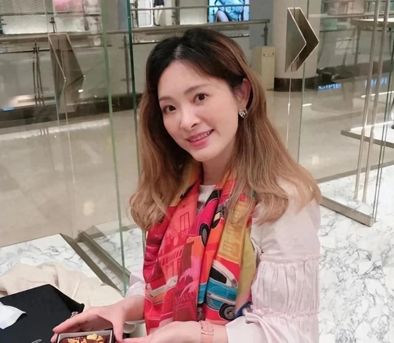 52歲辛龍再立婚約!上億家產全給新妻?7歲女兒含淚說出繼母身份, 劉真去世真相果然另有隱情