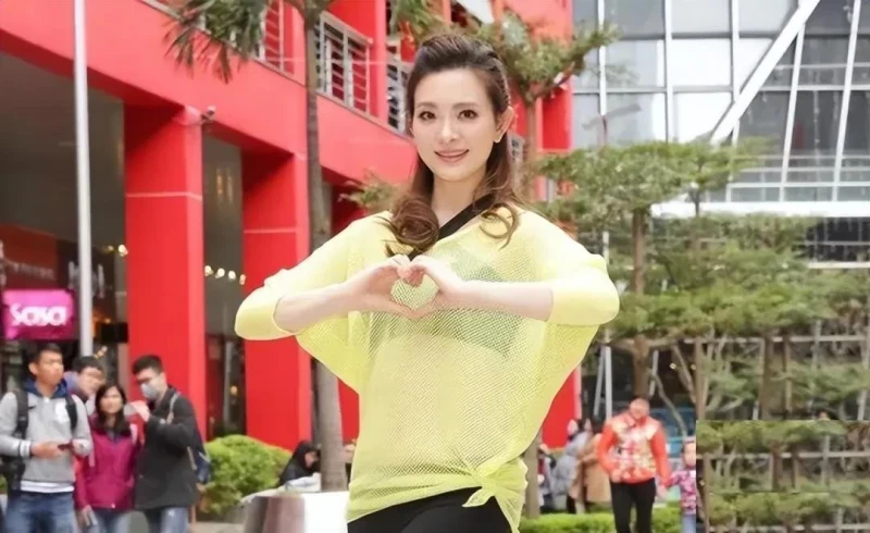 52歲辛龍再立婚約!上億家產全給新妻?7歲女兒含淚說出繼母身份, 劉真去世真相果然另有隱情