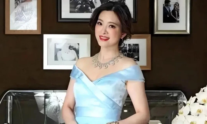 52歲辛龍再立婚約!上億家產全給新妻?7歲女兒含淚說出繼母身份, 劉真去世真相果然另有隱情