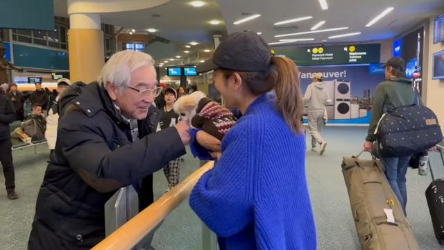 秦沛接機女兒回家探親！溫哥華豪宅曝光，大門氣派有巨型花園泳池