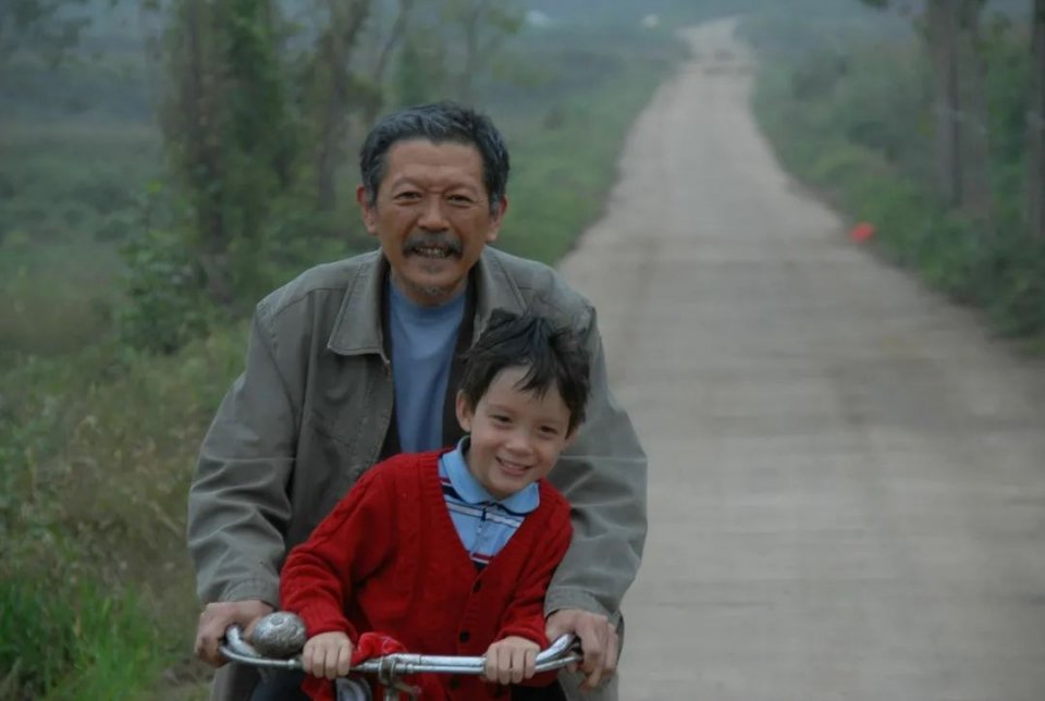 為省錢不坐高鐵，大老遠坐21小時車不嫌累  只為看孫，一看到孫子牆上掛的獎狀，我氣到立刻又回家