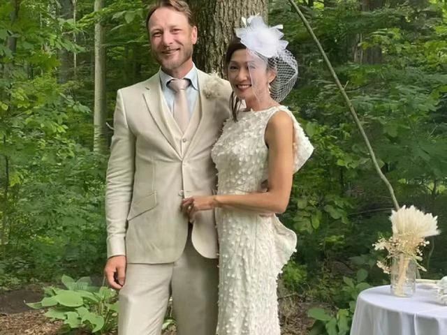 恭喜！李司棋女兒葉子青第三次結婚，嫁外籍攝影師辦森林婚禮