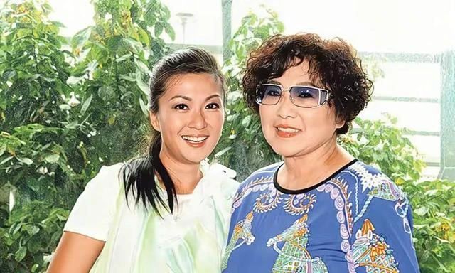 恭喜！李司棋女兒葉子青第三次結婚，嫁外籍攝影師辦森林婚禮