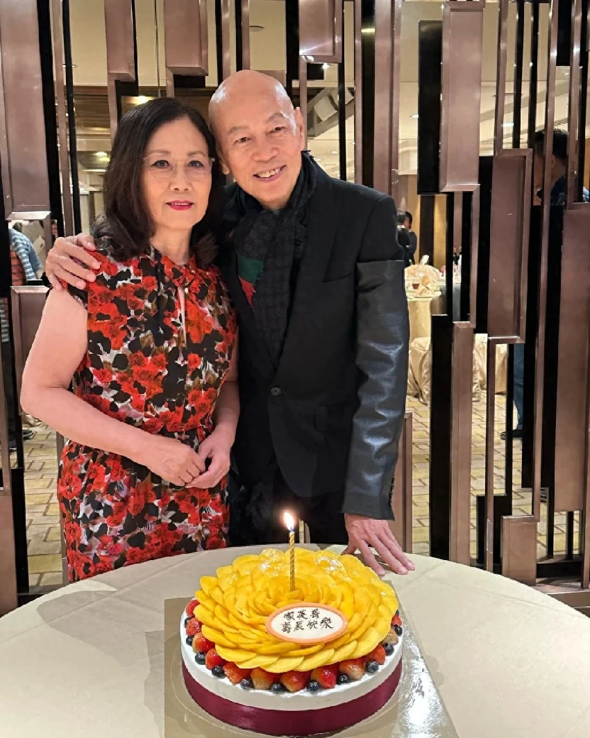 羅家英77歲生日西裝革履真紳士！輕摟愛妻香肩，汪明荃抱娃母愛濃