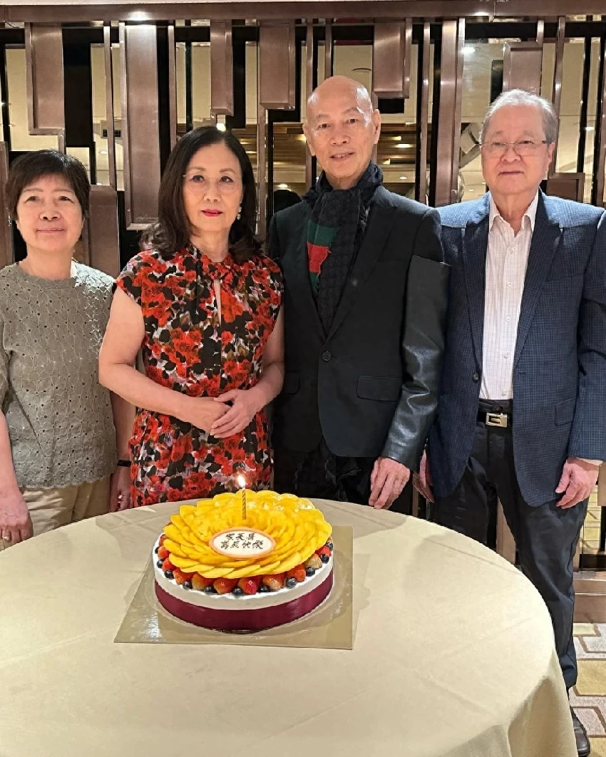 羅家英77歲生日西裝革履真紳士！輕摟愛妻香肩，汪明荃抱娃母愛濃