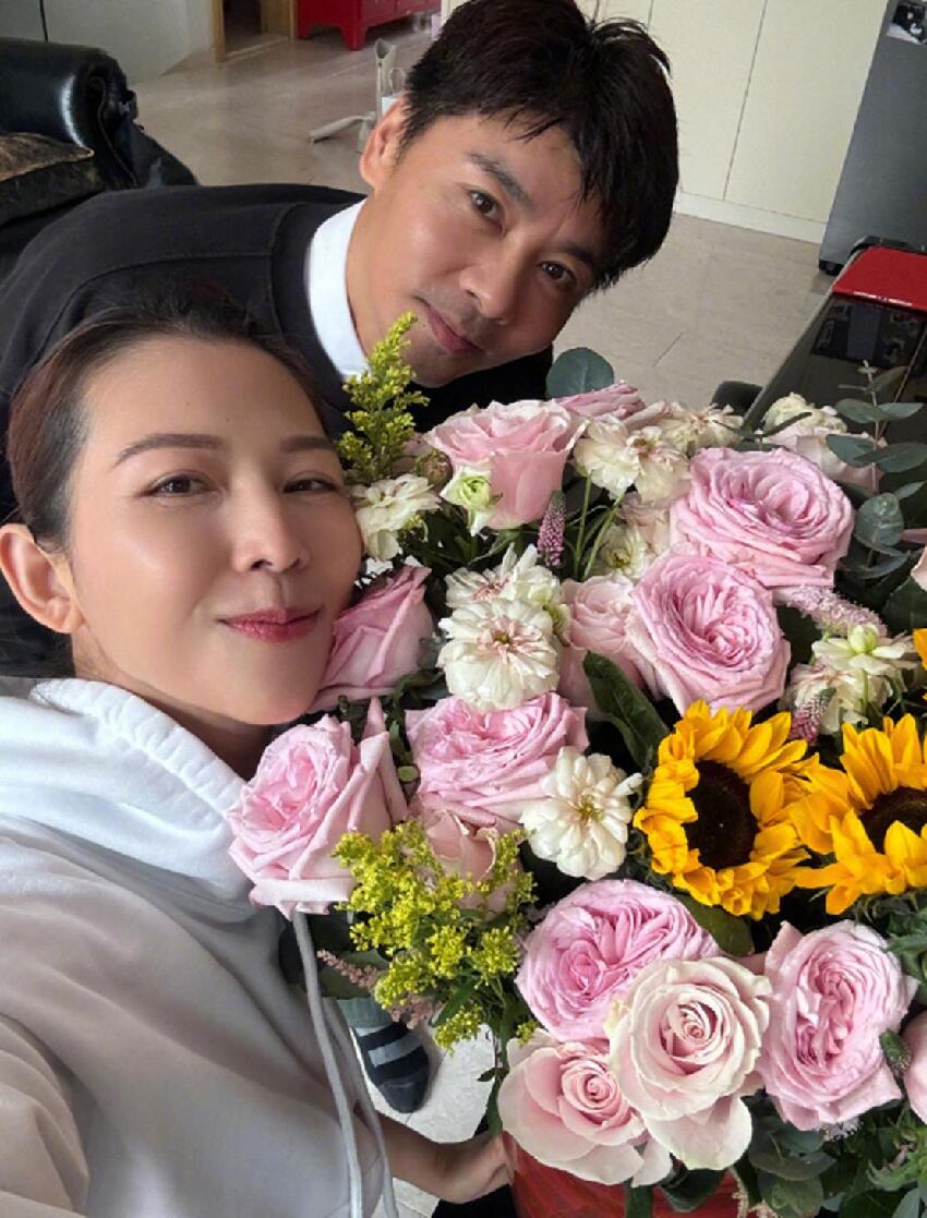 香港偶遇蔡少芬一家，沒想到張晉這麼矮，兒子戴眼鏡才6歲就近視