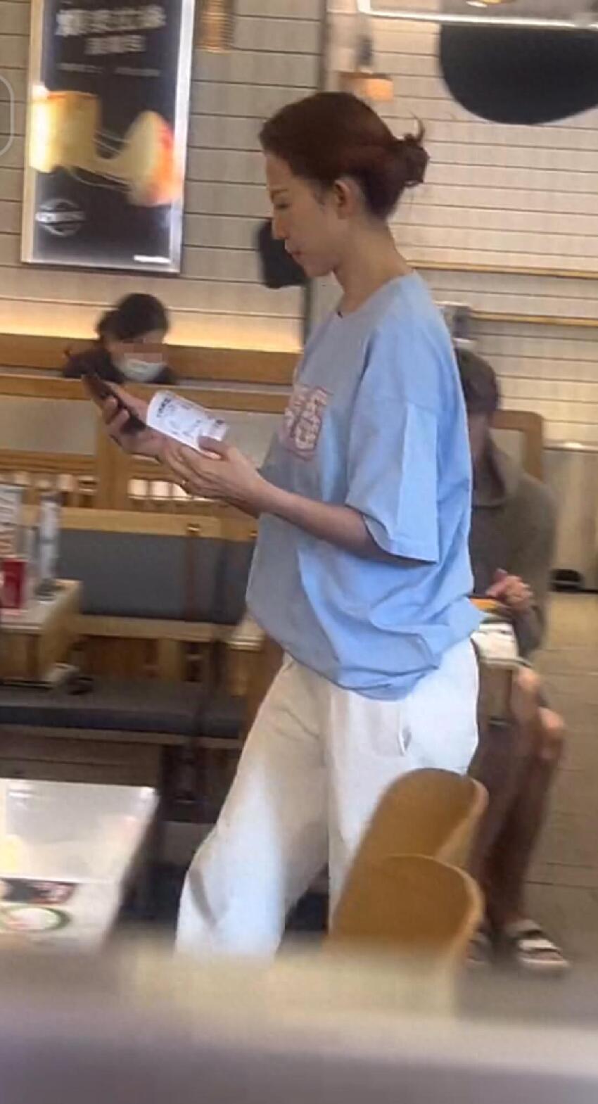 香港偶遇蔡少芬一家，沒想到張晉這麼矮，兒子戴眼鏡才6歲就近視