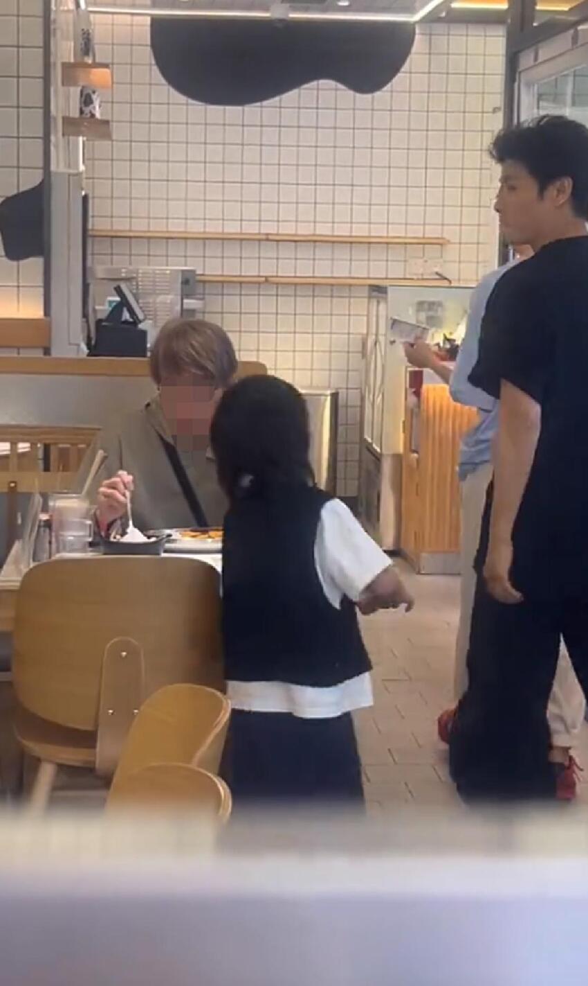 香港偶遇蔡少芬一家，沒想到張晉這麼矮，兒子戴眼鏡才6歲就近視