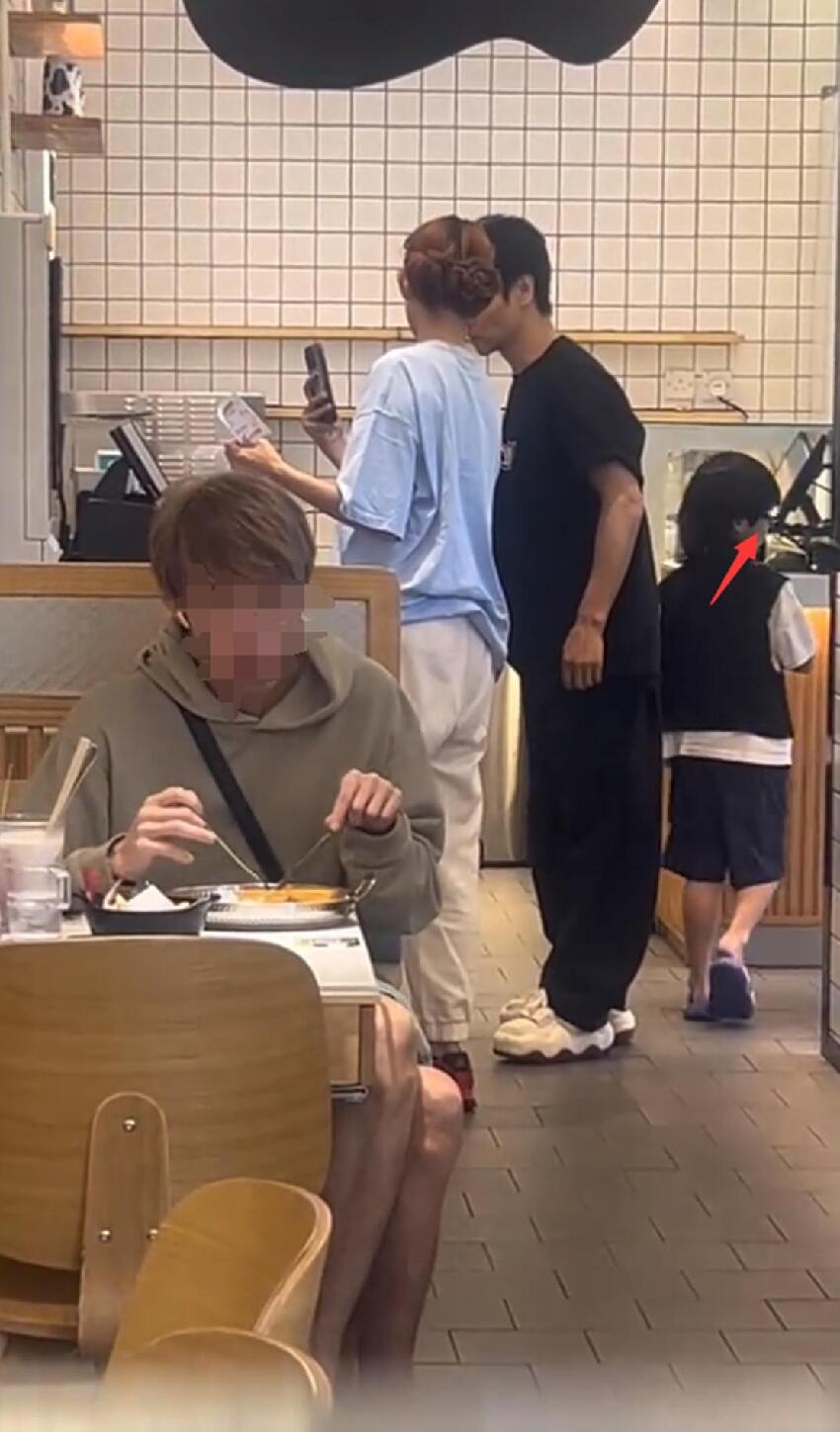 香港偶遇蔡少芬一家，沒想到張晉這麼矮，兒子戴眼鏡才6歲就近視