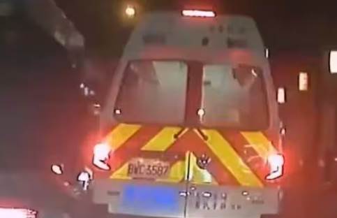快訊/救護車遭卡4分鐘！車主不敢禮讓「怕科技執法開單」警局出面回應了