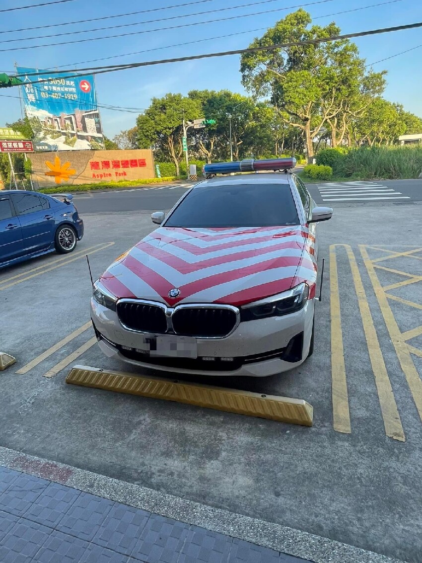 警車停在超商前！國道警察「跑隔壁買小吃」遭拍下公審　他酸「要照交通法辦事」萬人傻眼：哪裡違規