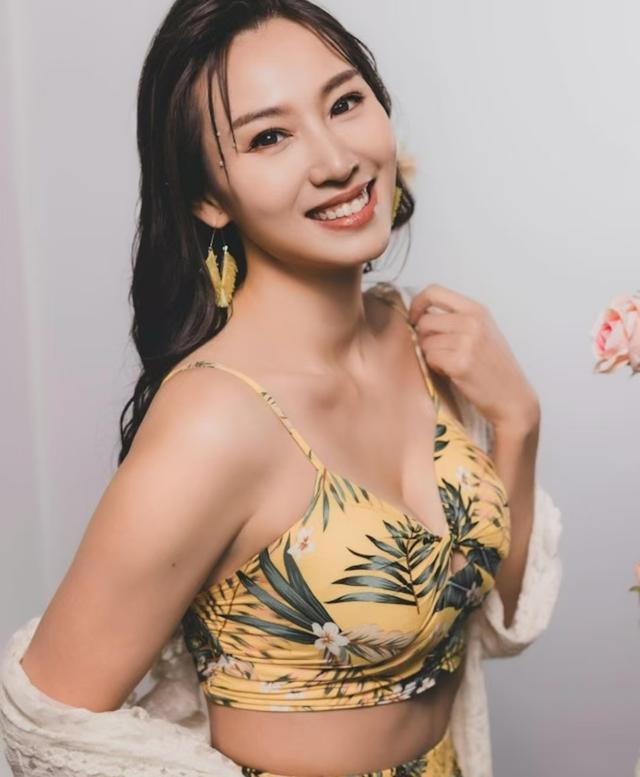 火辣！43歲港失婚女星穿小背心曬澎湃上圍，稱未因太過豐滿失平衡