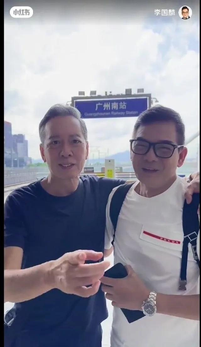 TVB老戲骨大病後近照曝光，滿頭白髮精神抖擻，與李國麟喝茶敘舊