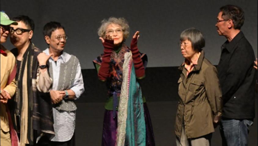 香港傳奇女星久違露面，滿頭銀髮狀態極佳，台上哽咽送飛吻