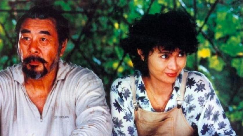 香港傳奇女星久違露面，滿頭銀髮狀態極佳，台上哽咽送飛吻