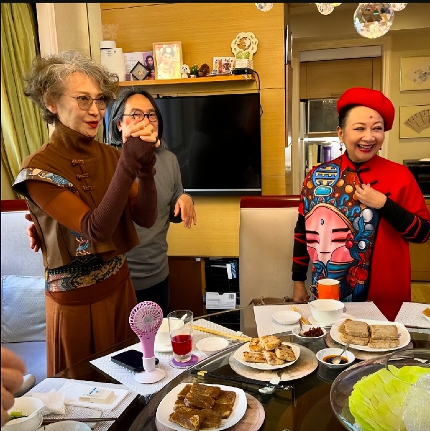 香港傳奇女星久違露面，滿頭銀髮狀態極佳，台上哽咽送飛吻