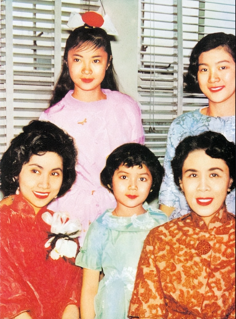 香港傳奇女星久違露面，滿頭銀髮狀態極佳，台上哽咽送飛吻