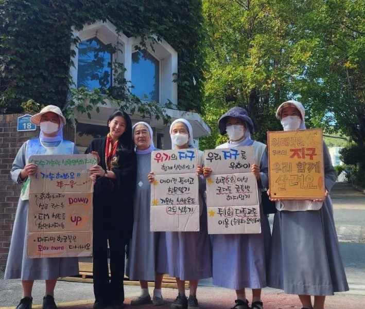 25歲愛女命喪國外！老父痛哭「沒錢送大體回家」...55歲國民天后「霸氣包下全額」：可以回家了