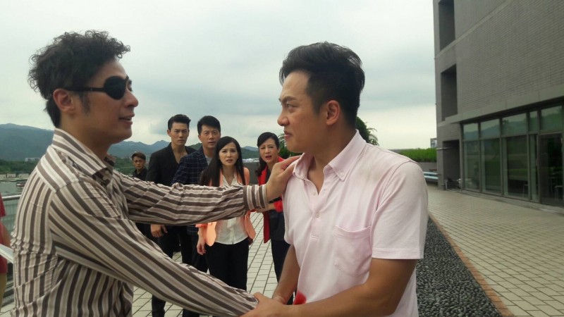 從小相依為命！38歲男星「捨不得媽媽爬樓梯」砸千萬買房，除夕夜突傳「急診開刀」惹鼻酸