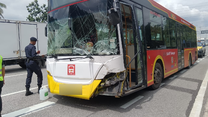 巴士撞轎車后再撞貨卡 至少1人斃命