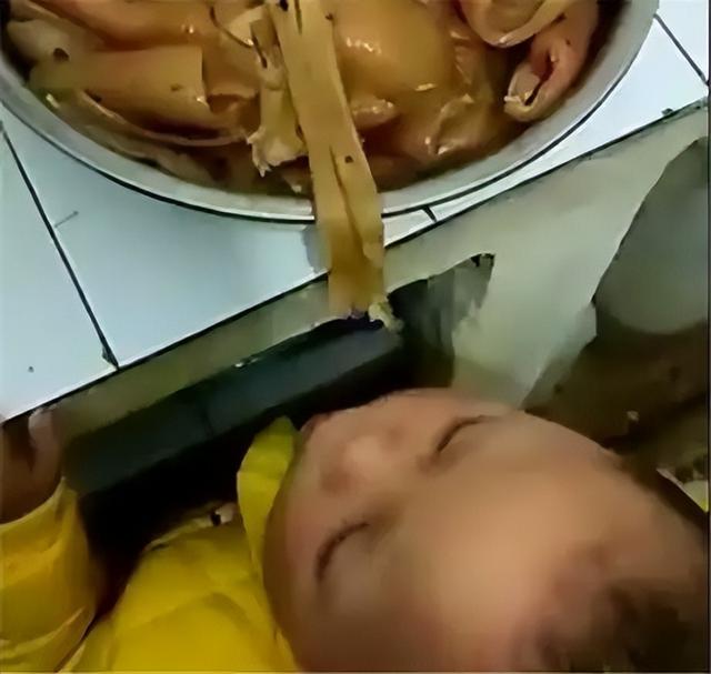 媽媽醒來發現孩子「沒了」,到廚房看到寶寶的操作,網友:萌化了