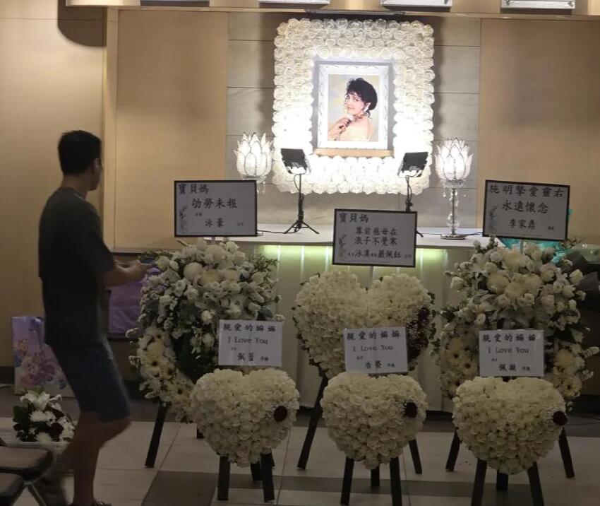 81歲鼎爺赴靈堂送別前妻，憔悴暴瘦一言不發，遭攔截護送兒媳失敗