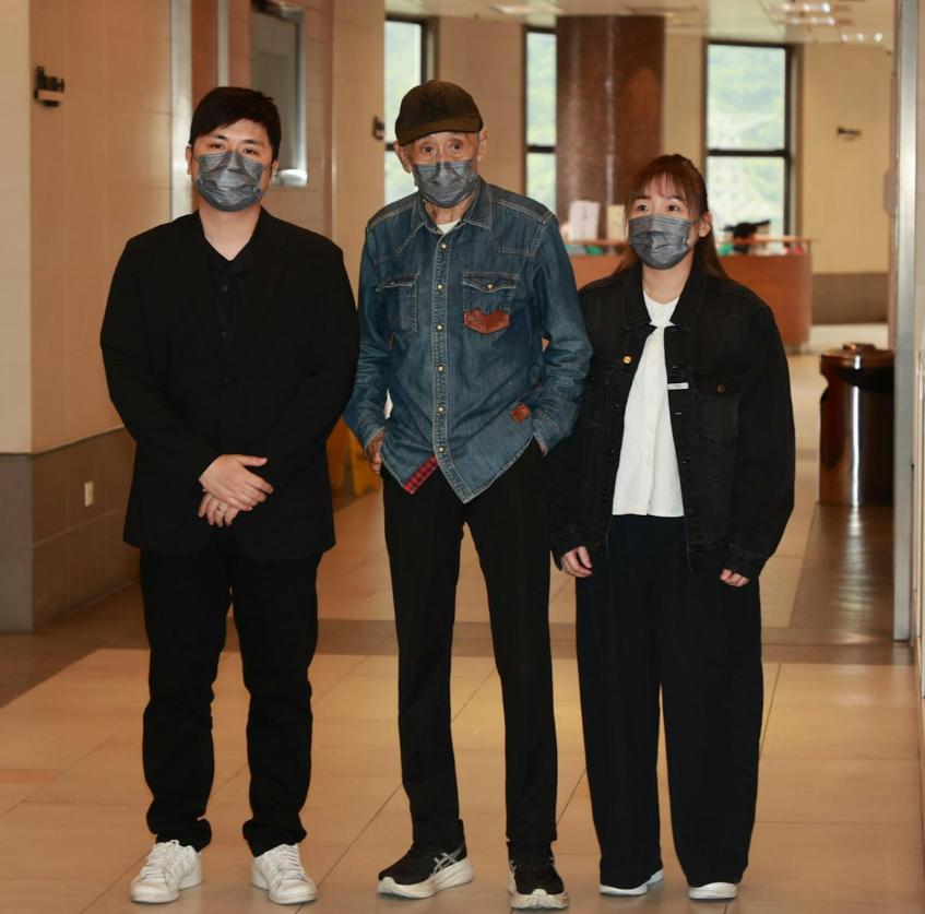 81歲鼎爺赴靈堂送別前妻，憔悴暴瘦一言不發，遭攔截護送兒媳失敗