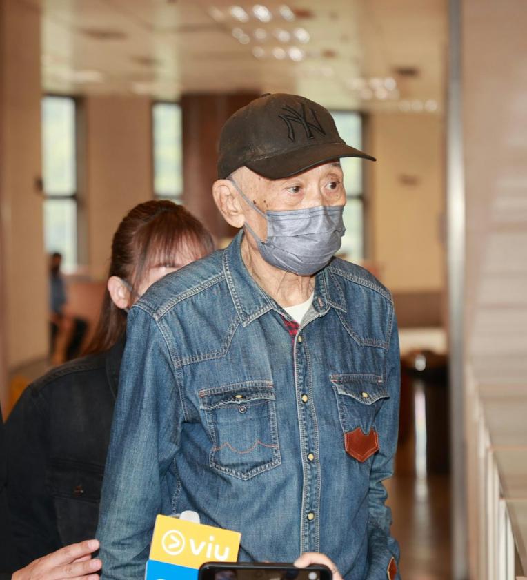 81歲鼎爺赴靈堂送別前妻，憔悴暴瘦一言不發，遭攔截護送兒媳失敗