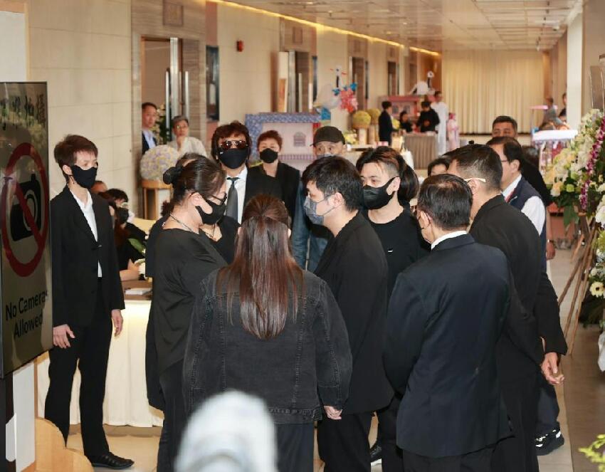 81歲鼎爺赴靈堂送別前妻，憔悴暴瘦一言不發，遭攔截護送兒媳失敗