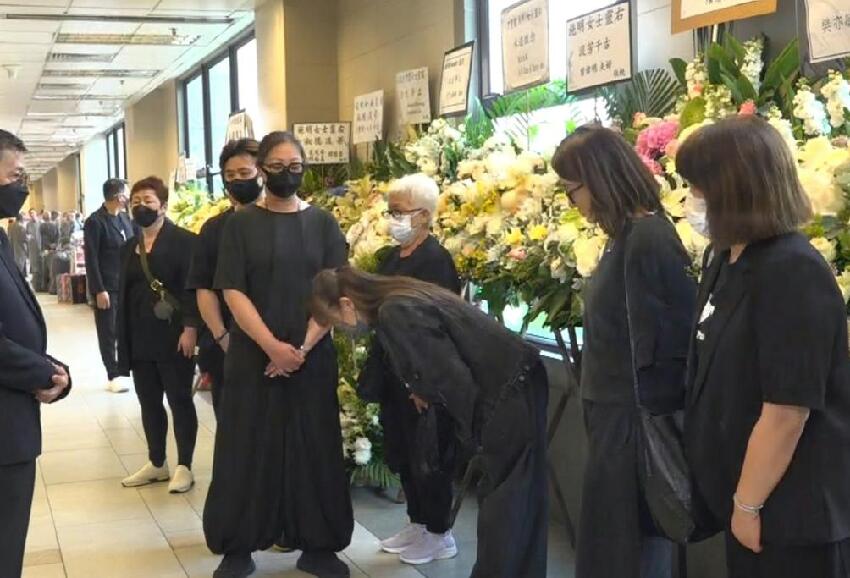 81歲鼎爺赴靈堂送別前妻，憔悴暴瘦一言不發，遭攔截護送兒媳失敗