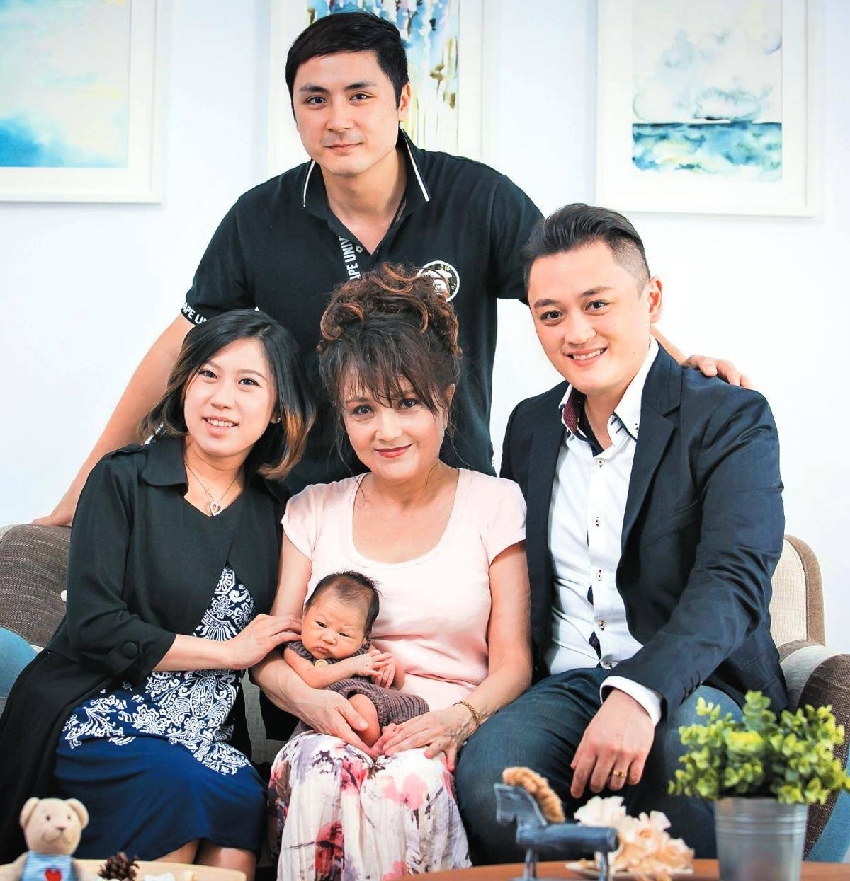 81歲鼎爺赴靈堂送別前妻，憔悴暴瘦一言不發，遭攔截護送兒媳失敗