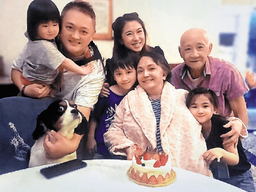 81歲鼎爺赴靈堂送別前妻，憔悴暴瘦一言不發，遭攔截護送兒媳失敗