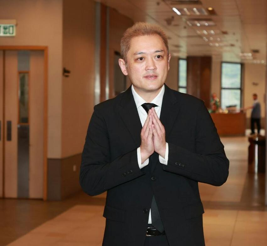 81歲鼎爺赴靈堂送別前妻，憔悴暴瘦一言不發，遭攔截護送兒媳失敗