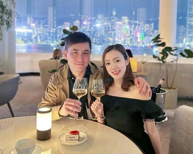 前TVB小花與老公慶祝邊婚，結婚13年仍如少女，兩人暫無生育計劃