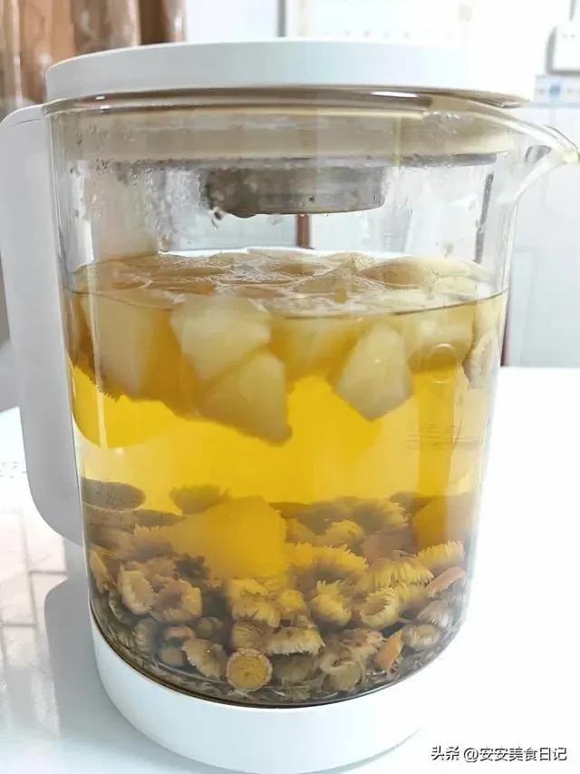 同事教我的「蘋果山楂菊花茶」，才喝了三天，整個人都舒服了！