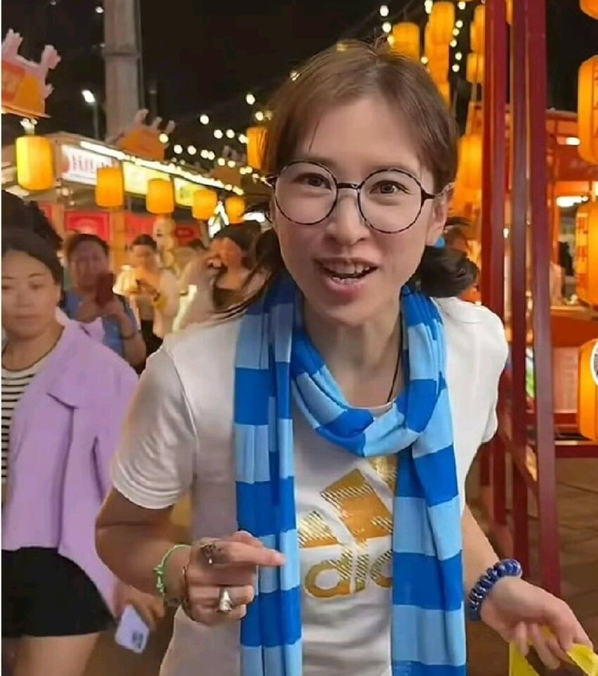 淪落街頭賣雞爪！昔日當紅女星「放下身段叫賣攬客」　「合照來者不拒」熱情喊：要東山再起