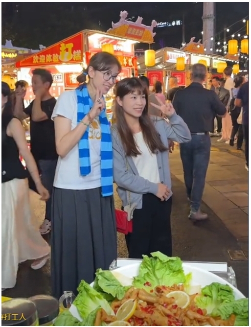 淪落街頭賣雞爪！昔日當紅女星「放下身段叫賣攬客」　「合照來者不拒」熱情喊：要東山再起