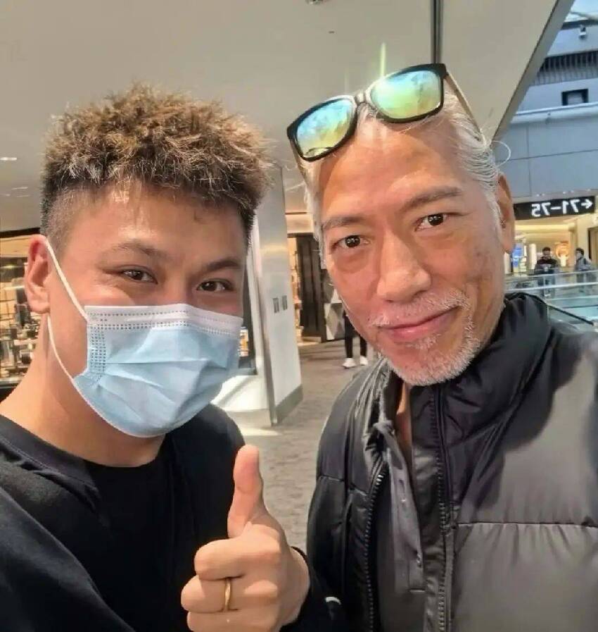 61歲香港知名男星越老越帥,頭髮全白仍有型,默默做善事不留名