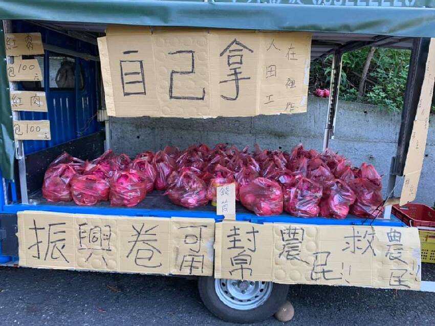 老闆還在田裡！貨車上擺火龍果「一袋100自己拿」　10個小時後「回到車上秒傻住」：不愧是台灣