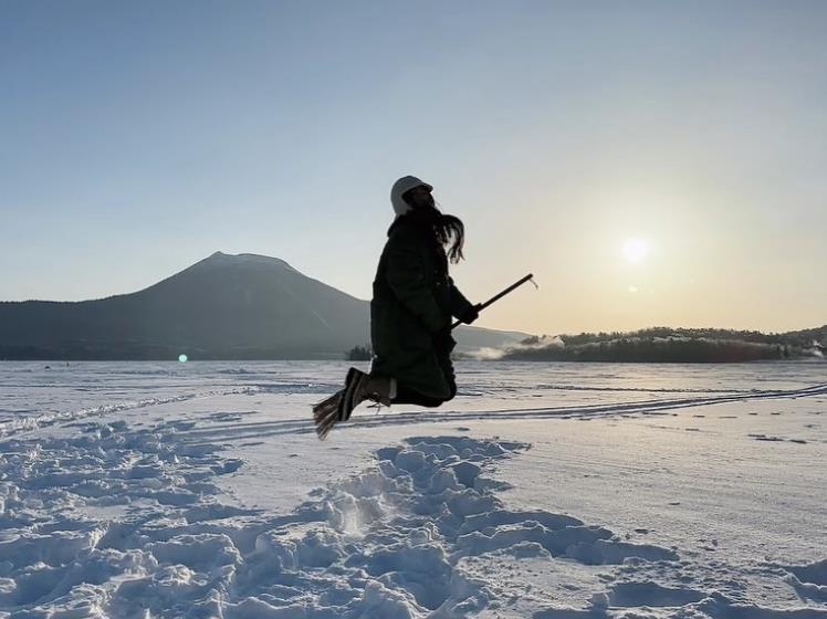 雪天「騎掃帚魔女」竟是田馥甄！40歲真面目「無情直出」自嘲：阿花