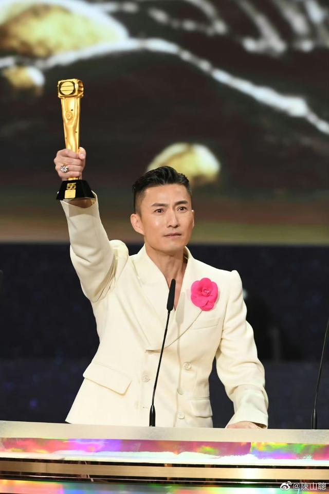 擔心!TVB視帝自曝接受眼部手術,一隻眼被紗布包裹,狀態疲憊