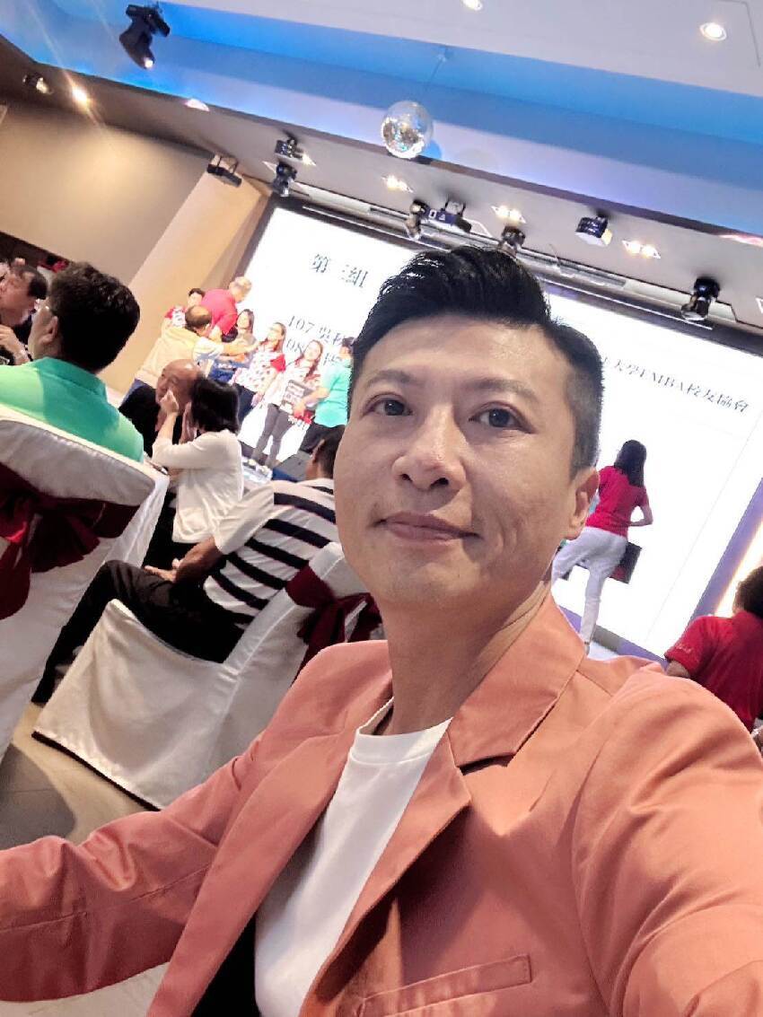 才爆出離婚！43歲台語歌王「無預警離開」　坦言「最對不起孩子們」黯然收攤