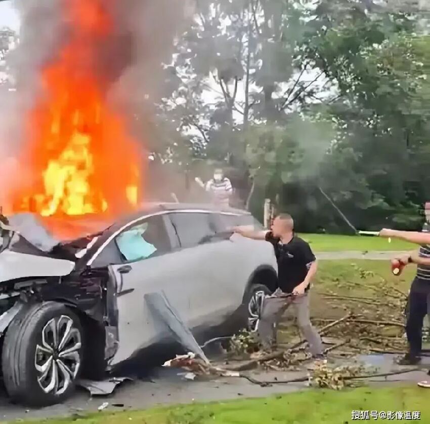 電動車燃爆起火！女駕駛「打不開車門」不幸喪命，身分被挖出「是漂亮大咖」 # 原是人生勝利組