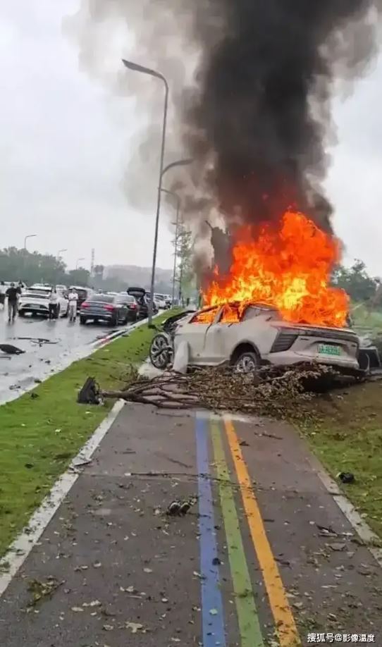 電動車燃爆起火！女駕駛「打不開車門」不幸喪命，身分被挖出「是漂亮大咖」 # 原是人生勝利組