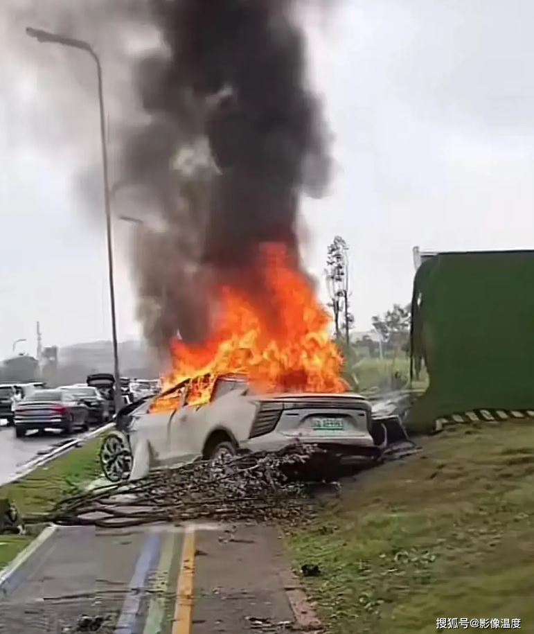 電動車燃爆起火！女駕駛「打不開車門」不幸喪命，身分被挖出「是漂亮大咖」 # 原是人生勝利組