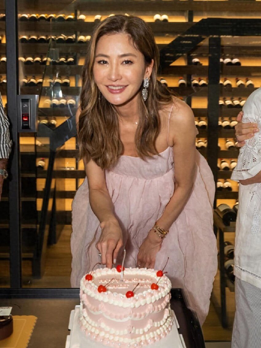 香港名模迎來52歲生日,皮膚緊緻狀態凍齡,兩度原諒外籍老公出軌