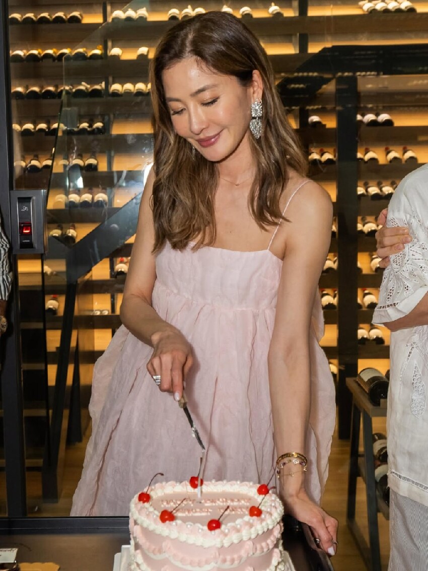 香港名模迎來52歲生日,皮膚緊緻狀態凍齡,兩度原諒外籍老公出軌