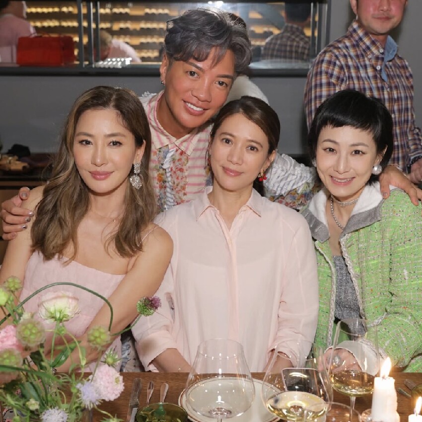 香港名模迎來52歲生日,皮膚緊緻狀態凍齡,兩度原諒外籍老公出軌