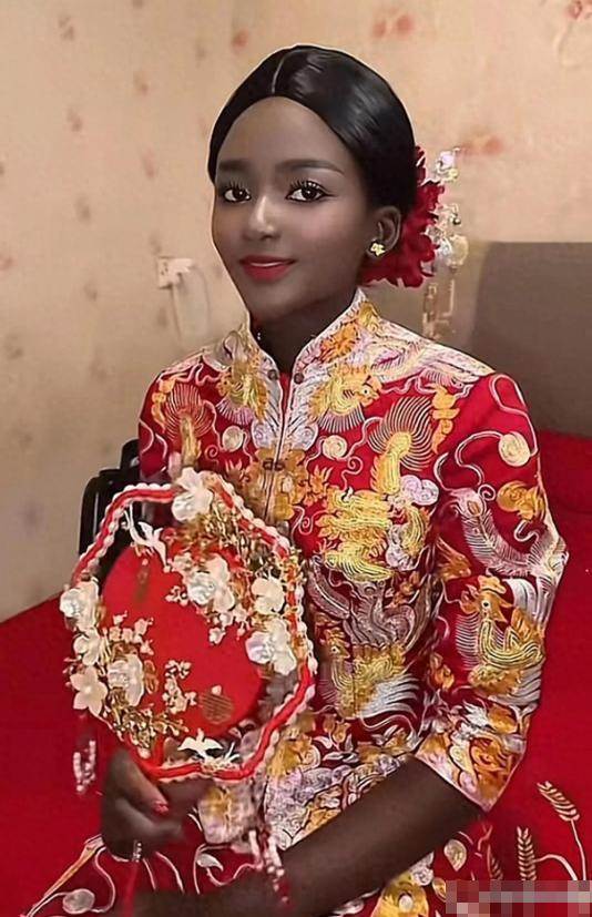 非洲美女愛上「中國農村小伙」堅持結婚「老公曝光」網友全懂了：難怪80萬聘金都拒收